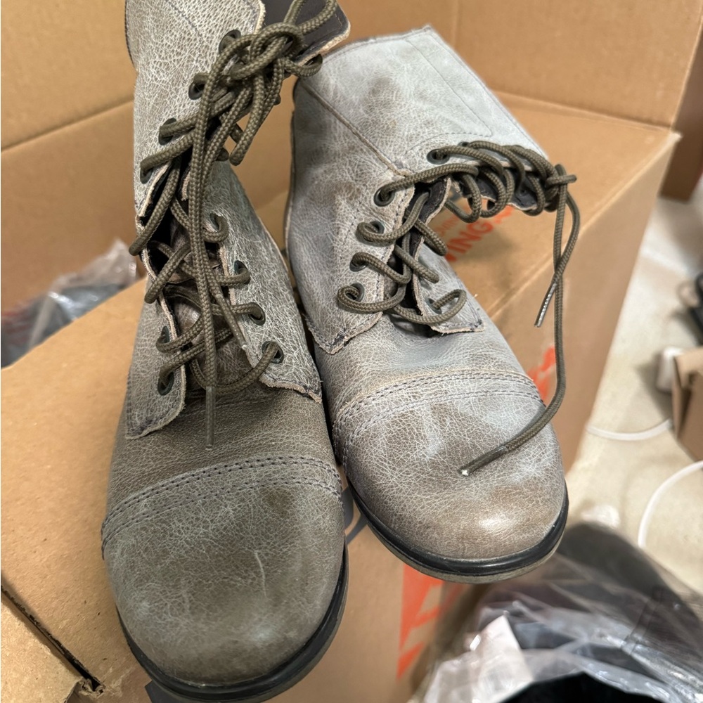 Steve Madden Gray-ish Lace-Up Women's combat Boots size 7.5 with back zipper